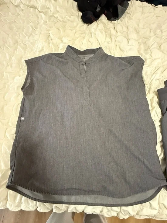 Women’s Figs Scrubs - Picture 2 of 5